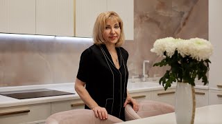 Островная кухня с фасадами с вертикальной фрезеровкой "Джейн Вертикаль"